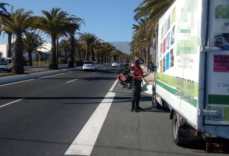 Agentes de la Policía Canaria, esta mañana efectuando controles en Telde (Foto TA)